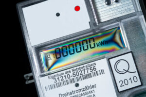 Digitaler Drehstromzähler mit Anzeige des Zählerstands in Kilowattstunden
