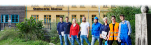 Auszubildende der Stadtwerke Güstrow vor dem Verwaltungsgebäude