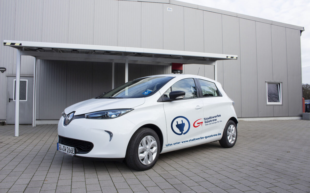 Elektroauto der Stadtwerke Güstrow vor dem Betriebsgebäude