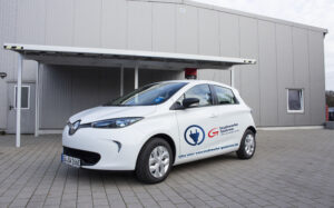 Elektroauto der Stadtwerke Güstrow vor dem Betriebsgebäude