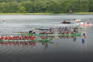 Mannschaften beim Drachenbootrennen auf dem See