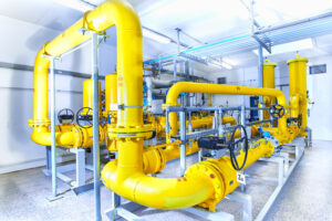 Gelbe Rohrleitungen und Armaturen in einer Gasdruckregelanlage